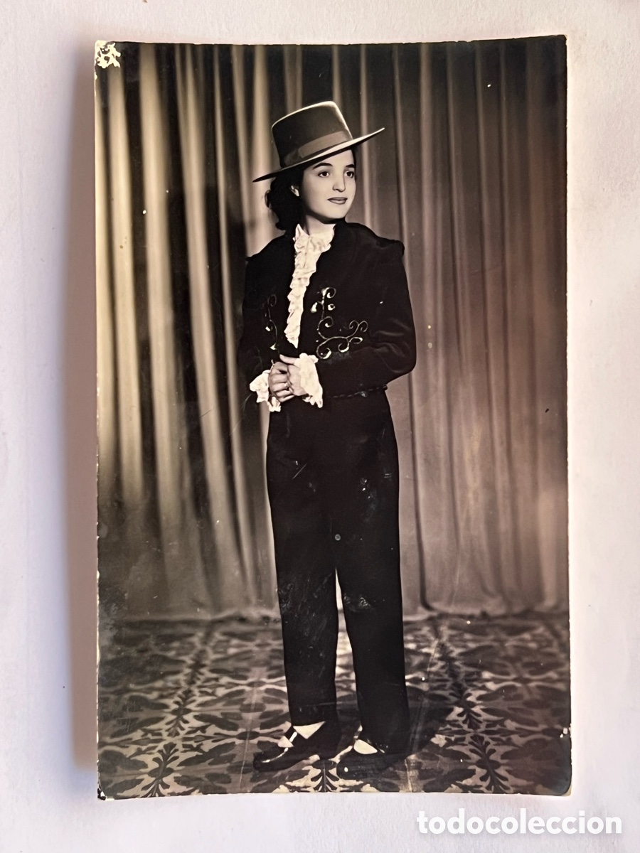 Fotograf&iacute;a antigua: ELDA (Alicante) Ni&ntilde;a con Sombrero Cordobes&hellip; BERENGUER, fot&oacute;grafo (h.1960?) Med&iacute;das: 14 x 9