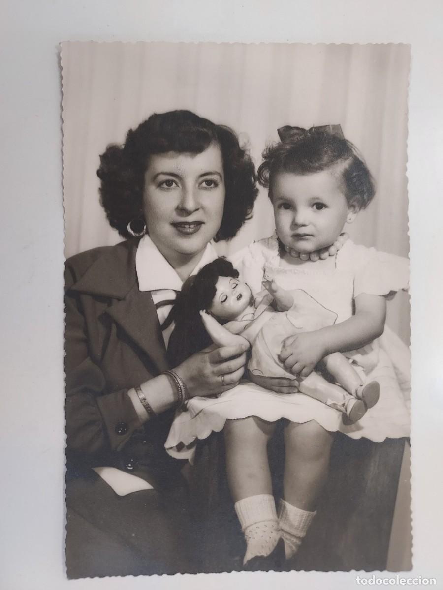 Fotograf&iacute;a antigua: ESTUDIO FOTOGRAFICO PE&Ntilde;ALARA MADRID. MADRE NI&Ntilde;A Y MU&Ntilde;ECA. Ca. 1950. 17 X 11 CM