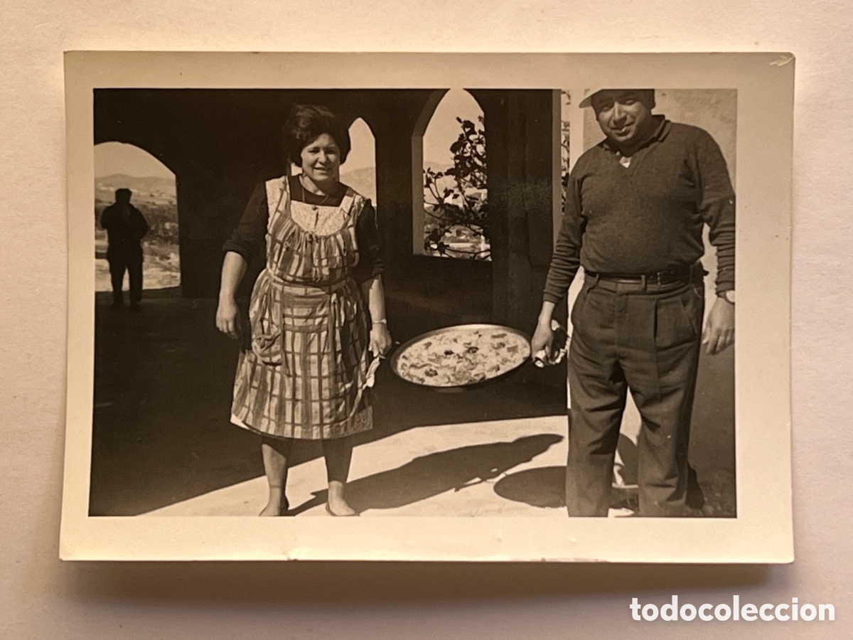 Fotograf&iacute;a antigua: PAELLA.. fotograf&iacute;a feliz pareja mostrando su paella a la c&aacute;mara.. (h.1970?) Med&iacute;das: 7,5 x 10,5 cm