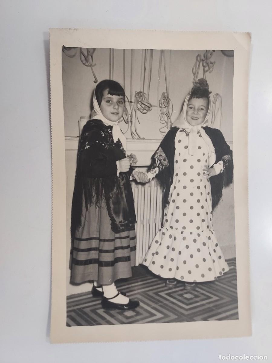 Fotograf&iacute;a antigua: FOTOS RAMIREZ MADRID. NI&Ntilde;AS TRAJE REGIONAL, UNA DE CHULAPA MANTON MANILA. 1959. 17 X 11 CM
