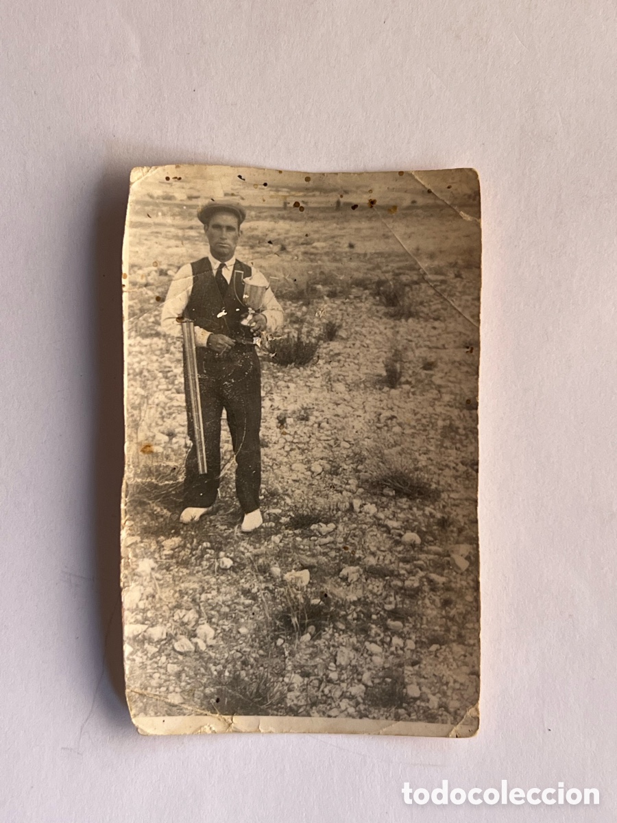 Fotograf&iacute;a antigua: ELDA. Campo de Tiro.. Hombre con Escopeta disfrutando de su Trofeo&hellip; (h.1945?)