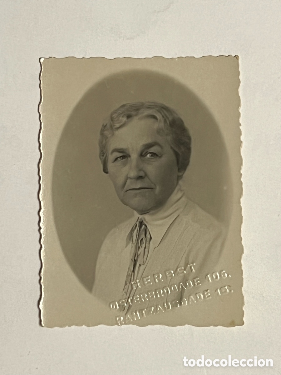 Fotograf&iacute;a antigua: FOTOGRAF&Iacute;A. Retrato de una mujer Danesa.. (h.1930?) Med&iacute;das: 5,5 x 7 cm.