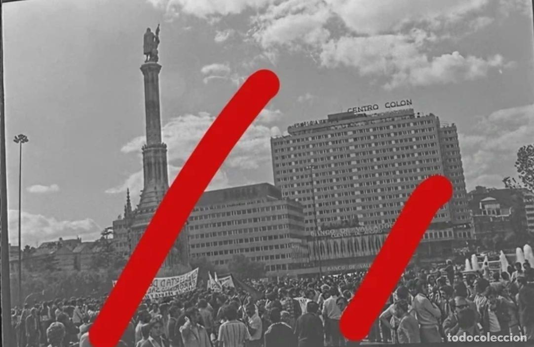 Fotograf&iacute;a antigua: Manifestacion Plaza de Col&oacute;n de Madrid A&ntilde;os 70 - Negativo de Celuloide