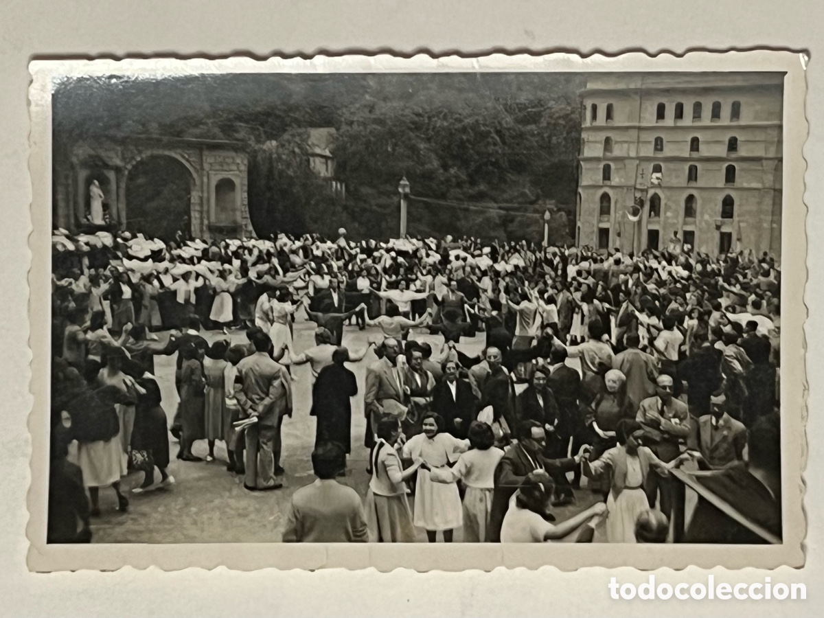 Fotograf&iacute;a antigua: MONTSERRAT (Barcelona) fotograf&iacute;a Aplec a la explanada. Bail&eacute; d&eacute; Sardanas.. (h.1950?)