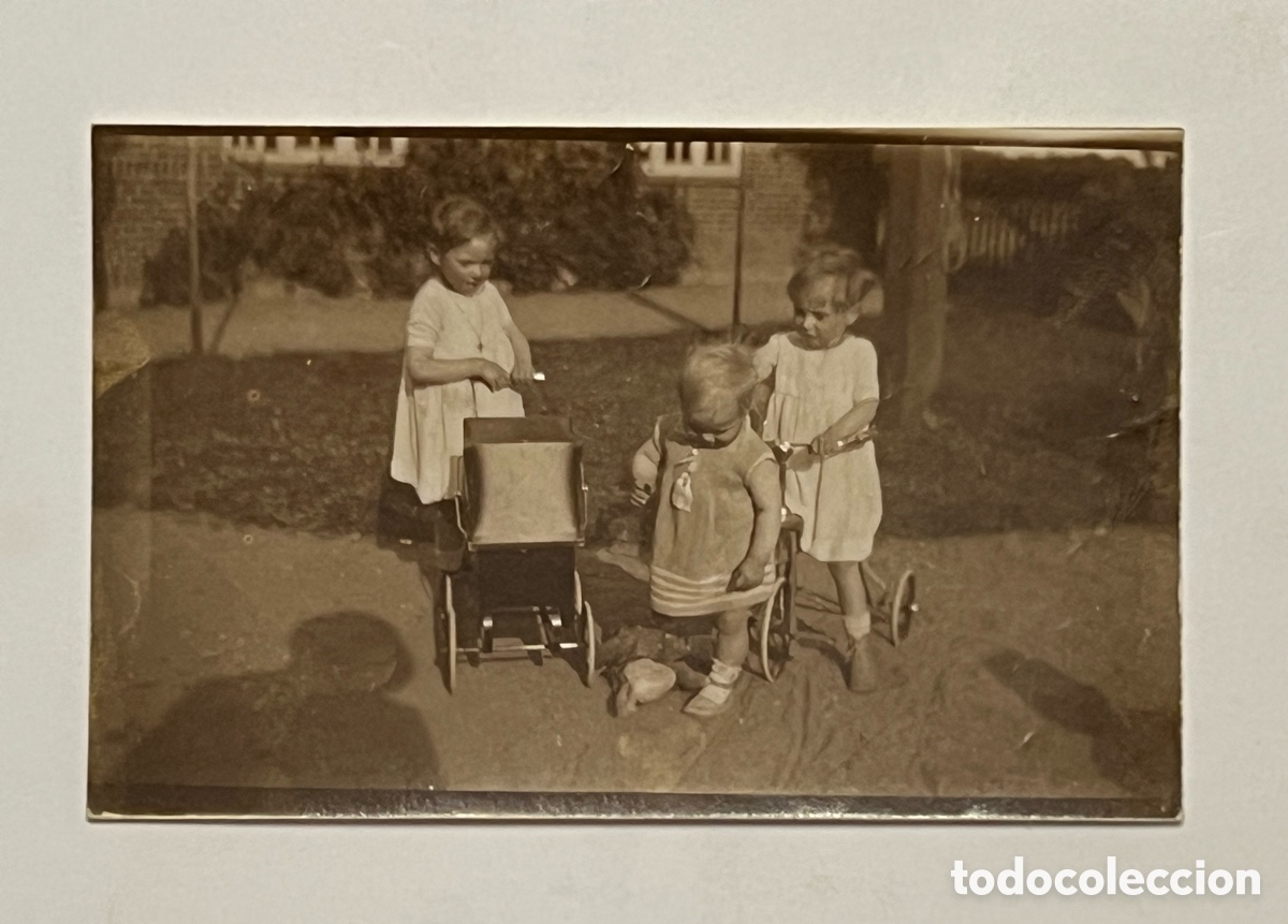 Fotograf&iacute;a antigua: NI&Ntilde;OS SUECOS.. Fotograf&iacute;a antigua de una familia Sueca (h.1900?) Med&iacute;das: 7 x 11 cm