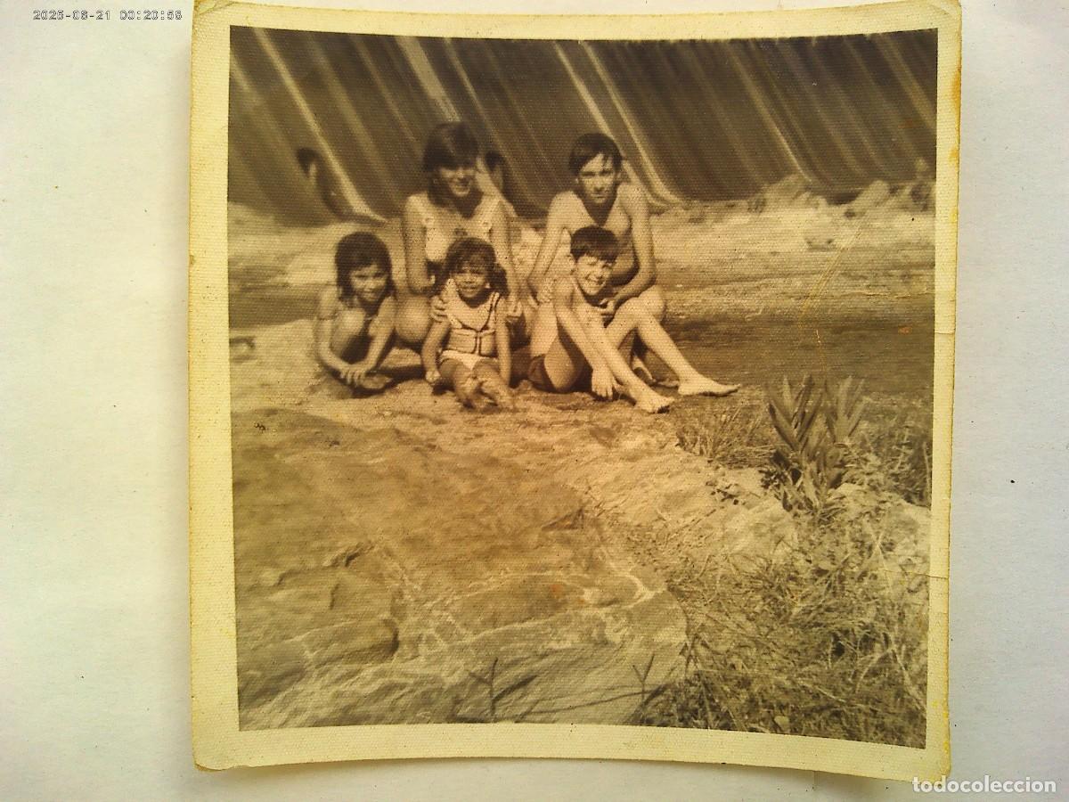 Fotograf&iacute;a antigua: FOTO DE JOVENES Y NI&Ntilde;OS EN BA&Ntilde;ADOR EN UNA RIBERA