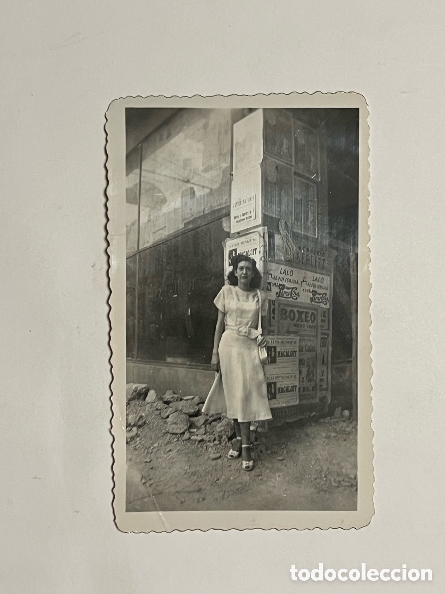 Fotograf&iacute;a antigua: CARACAS. Joven fotografiada junto pared publicitaria&hellip; Boxeo, cine, teatro.. (a.1948)