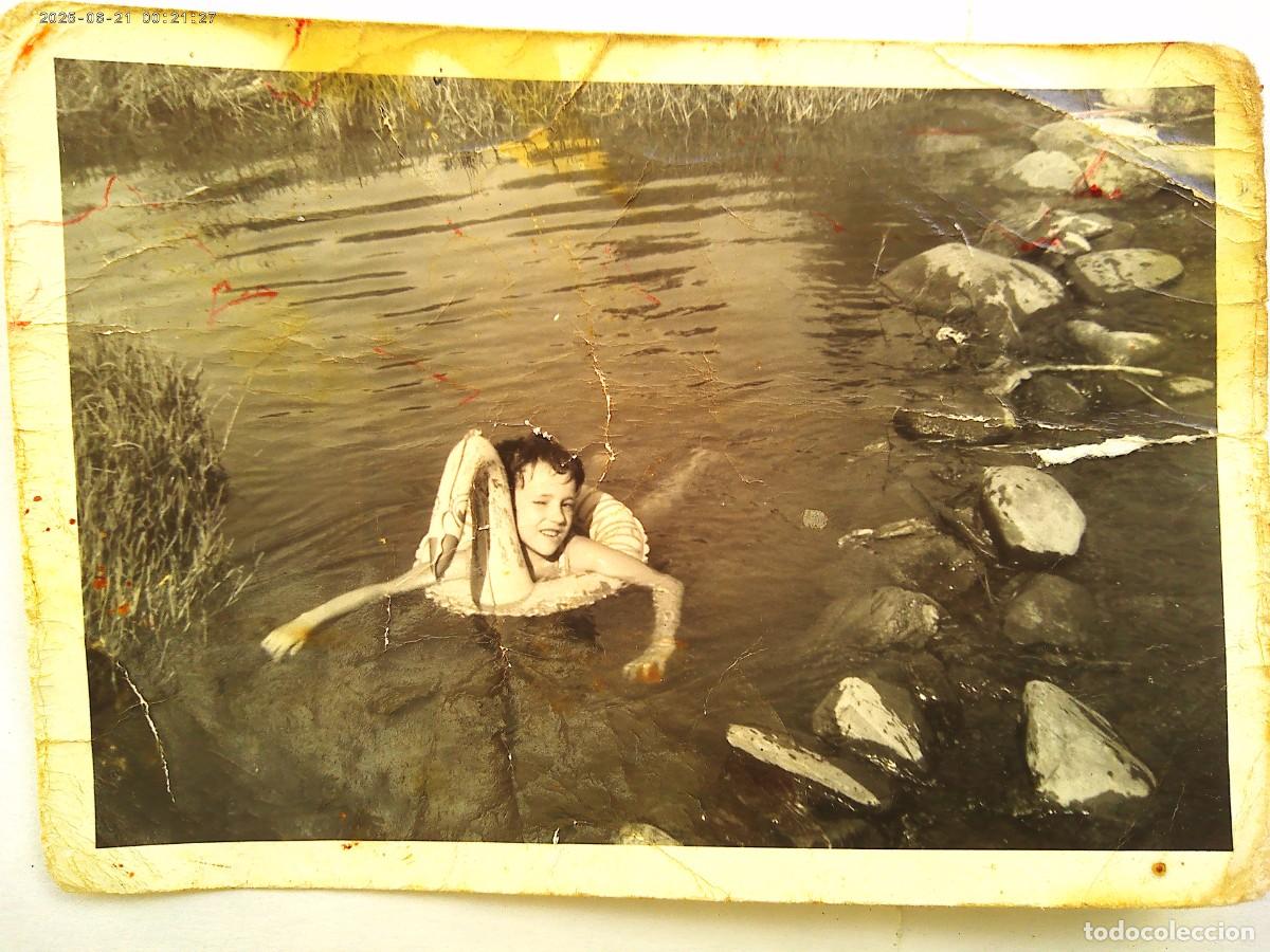 Fotograf&iacute;a antigua: FOTO DE NI&Ntilde;O BA&Ntilde;ANDOSE EN UNA RIBERA , FLOTADOR DE PATITO