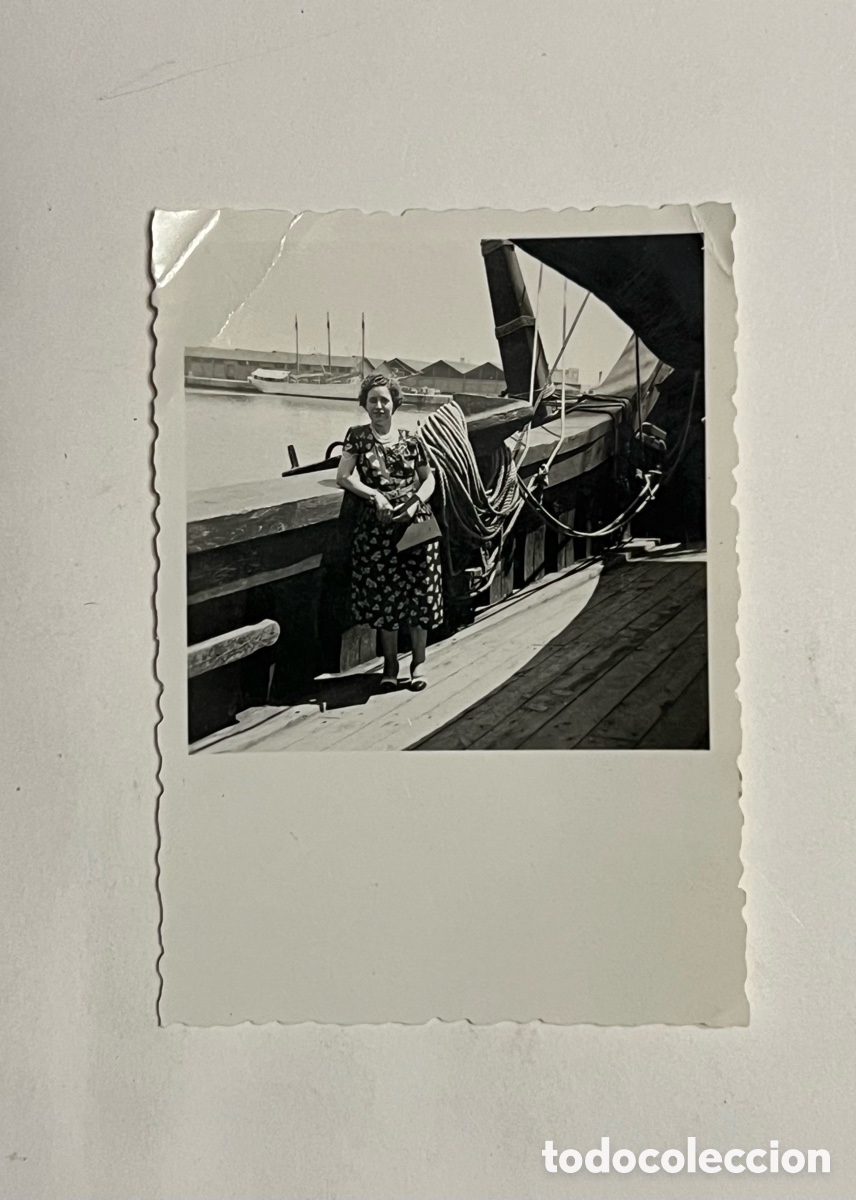 Fotograf&iacute;a antigua: BARCELONA. Visitando la Carabela de Colon.. (a.1952) Medidas: 6,5 x 8,5 cm.