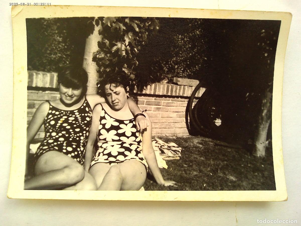 Fotograf&iacute;a antigua: FOTO DE CHICAS EN BA&Ntilde;ADOR ABRAZADAS