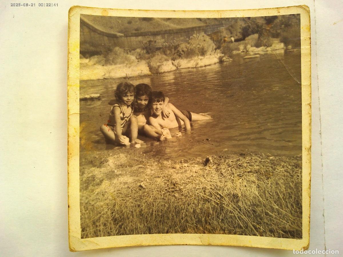 Fotograf&iacute;a antigua: FOTO DE NI&Ntilde;OS EN BA&Ntilde;ADOR EN UNA RIBERA , ABRAZADOS
