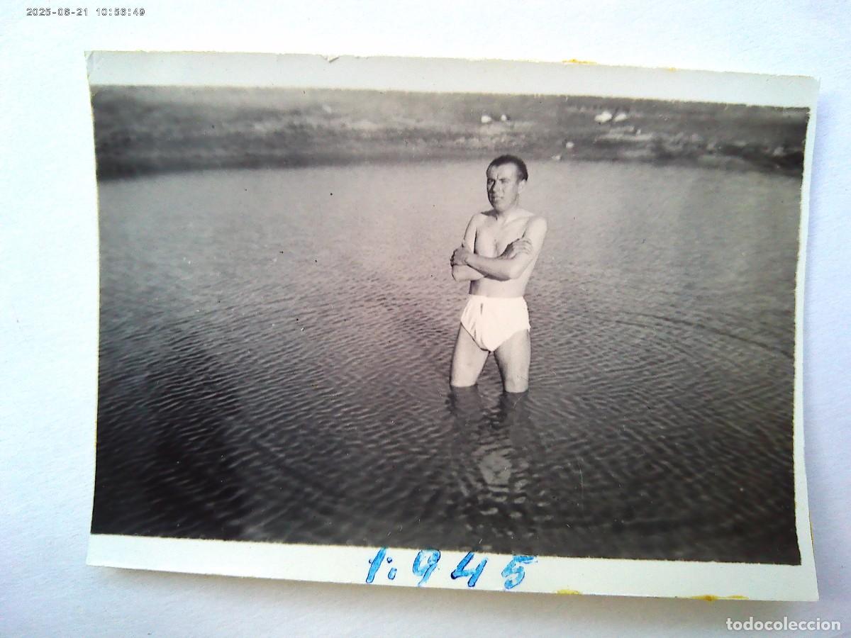 Fotograf&iacute;a antigua: PEQUE&Ntilde;A FOTO DE HOMBRE EN BA&Ntilde;ADOR EN UNA RIBERA , A&Ntilde;OS 40