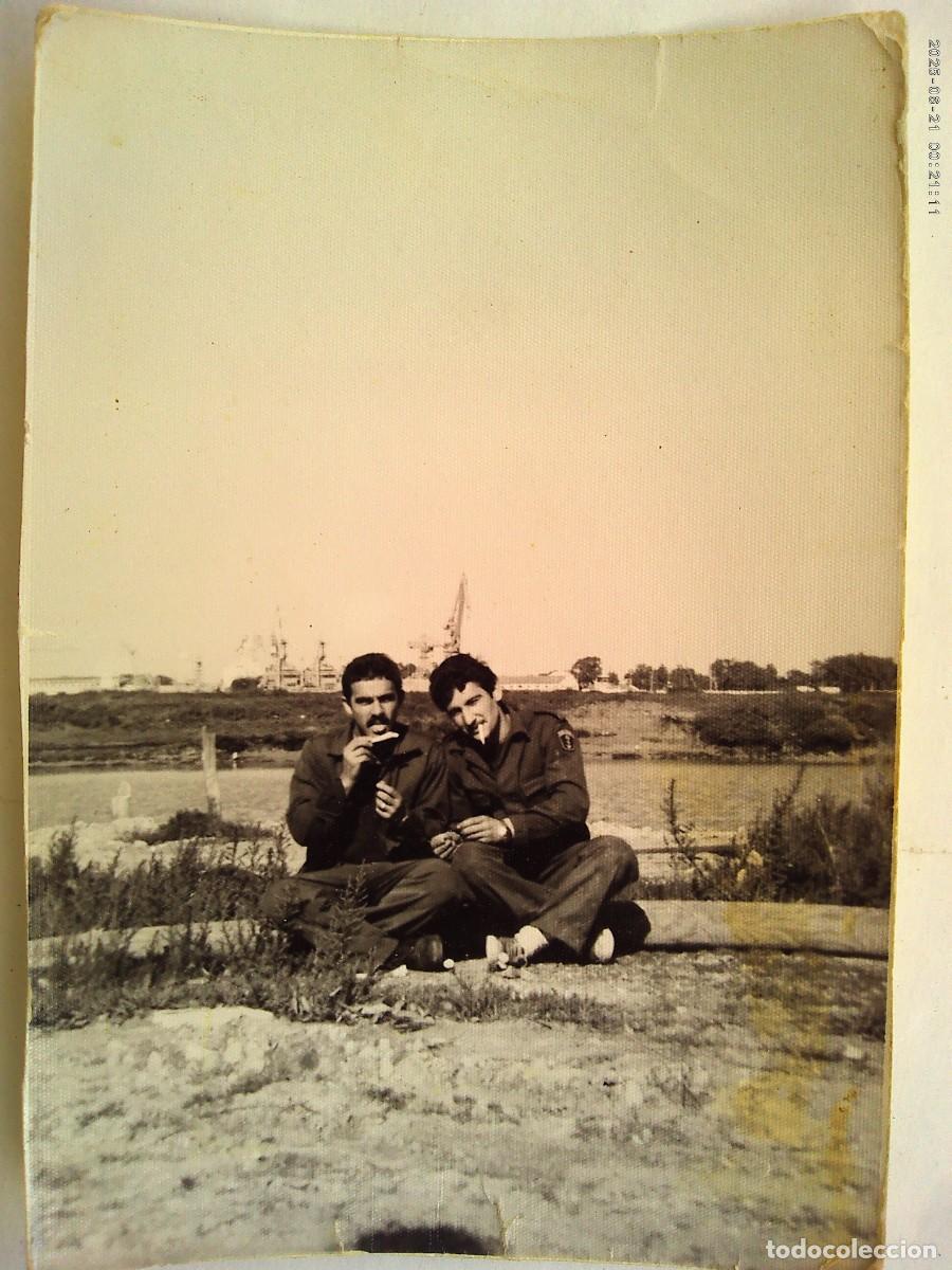 Fotograf&iacute;a antigua: FOTO DE MARINEROS O INFANTES DE MARINA LIANDOSE UN PITILLO