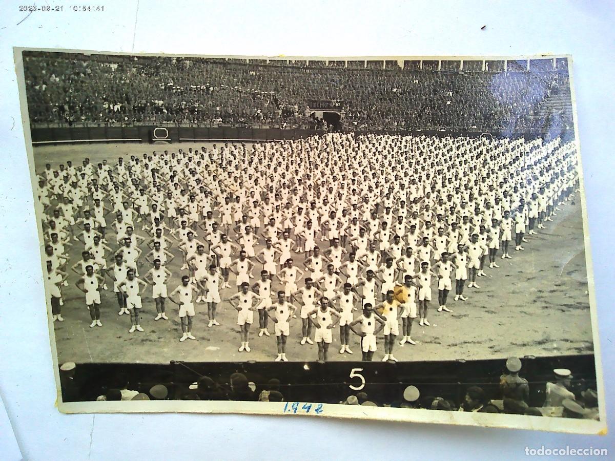 Fotograf&iacute;a antigua: POLICIA ARMADA : CONCENTRACION DEPORTIVA EN LA MAESTRANZA, 1942 . DE SERRANO, SEVILLA ..12 X 17,5 CM