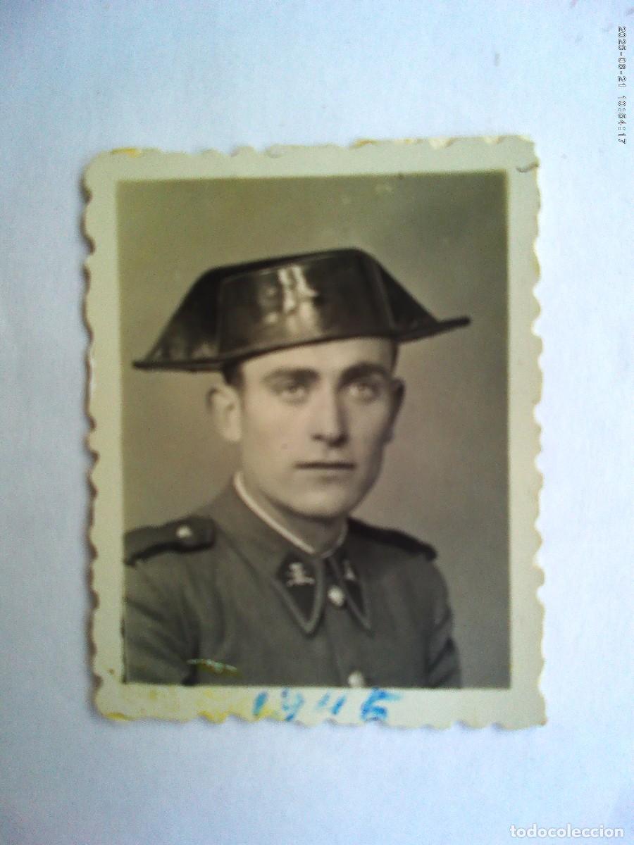 Fotograf&iacute;a antigua: GUARDIA CIVIL - CARABINERO : FOTO DE CARNET DE AGENTE CON TRICORNIO , 1945