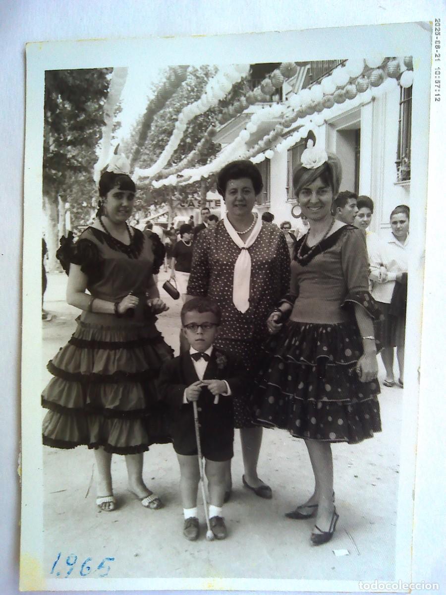 Antique Photography: FOTO DE FERIA: CHICAS VESTIDAS DE FLAMENCA , SE&Ntilde;ORA Y NI&Ntilde;O AQUEJADO DE ENANISMO. DE HERRERO, SEVILLA
