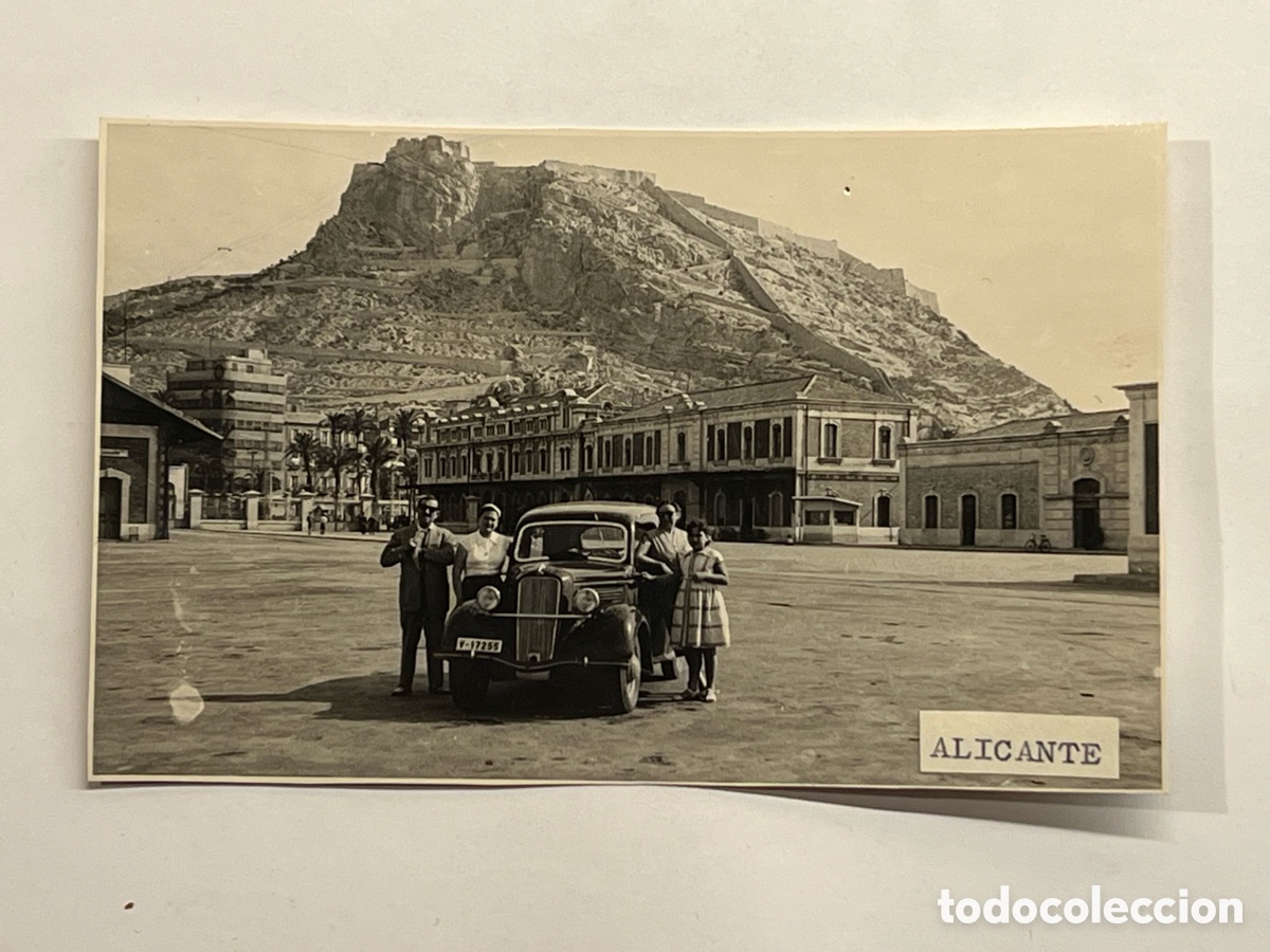 Fotograf&iacute;a antigua: ALICANTE. Fotograf&iacute;a antigua. Familia Valenciana en el zona portuaria (h.1950?)