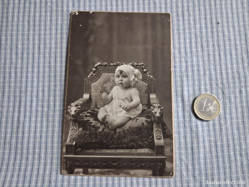 Fotograf&iacute;a antigua: Fotograf&iacute;a Ni&ntilde;a en sill&oacute;n. Xavier Pellicer. Barcelona