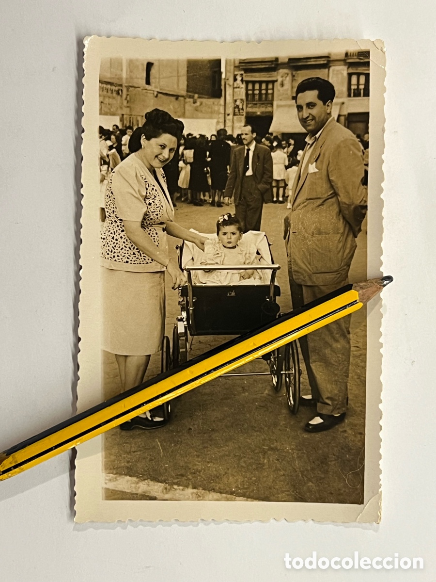 Fotograf&iacute;a antigua: ALMAD&Eacute;N (Ciudad Real) Fotograf&iacute;a Feliz pareja con beb&eacute; en la Plaza (h.1950?)