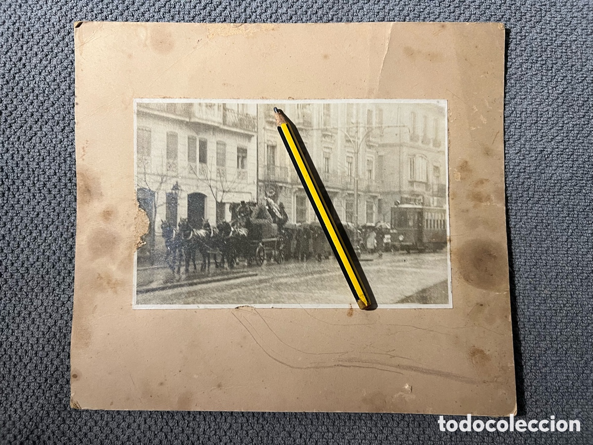 Fotograf&iacute;a antigua: VALENCIA. Fotografia Funeral multitudinario en el centro&hellip; seguidos de un tranv&iacute;a.. (h.1910?)