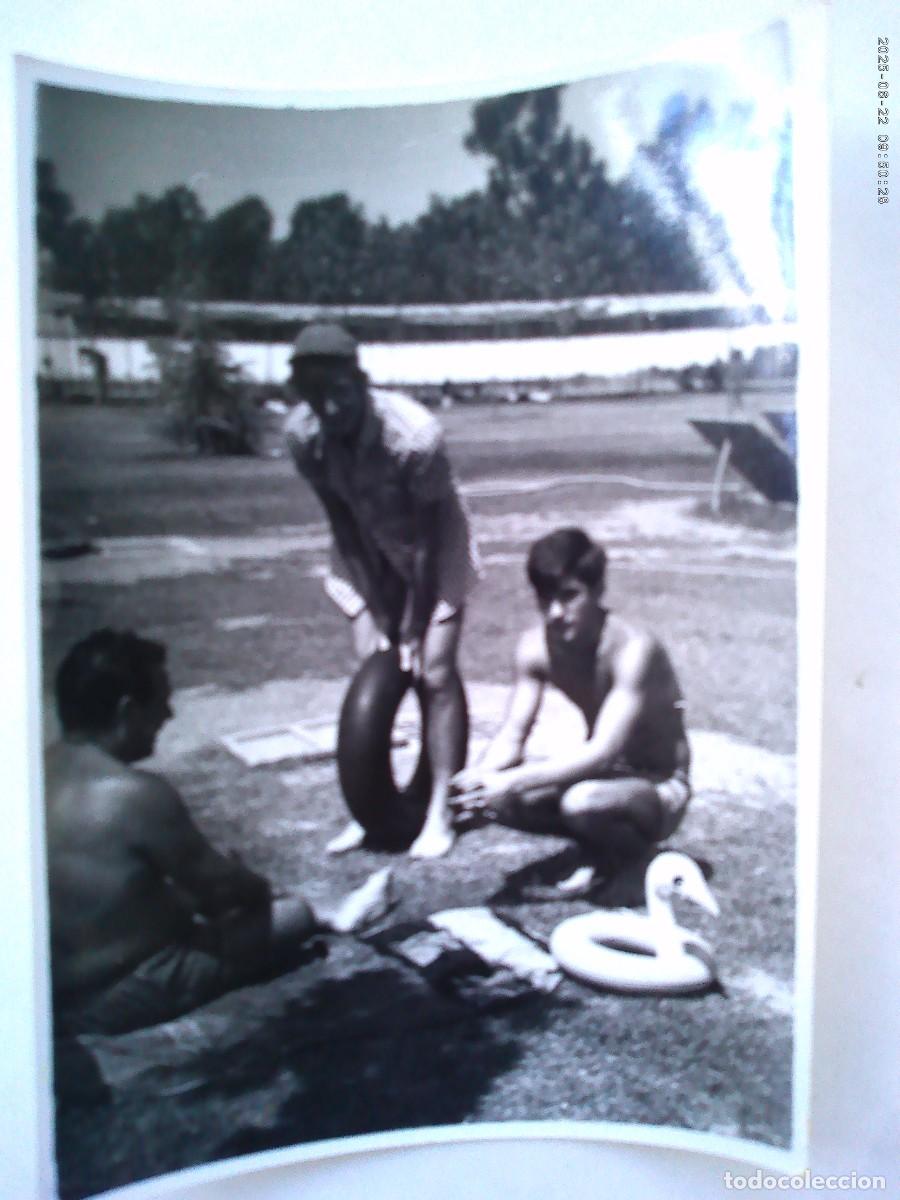 Fotograf&iacute;a antigua: FOTO DE JOVENES EN BA&Ntilde;ADOR EN LA PISCINA , FLOTADOR DE PATO