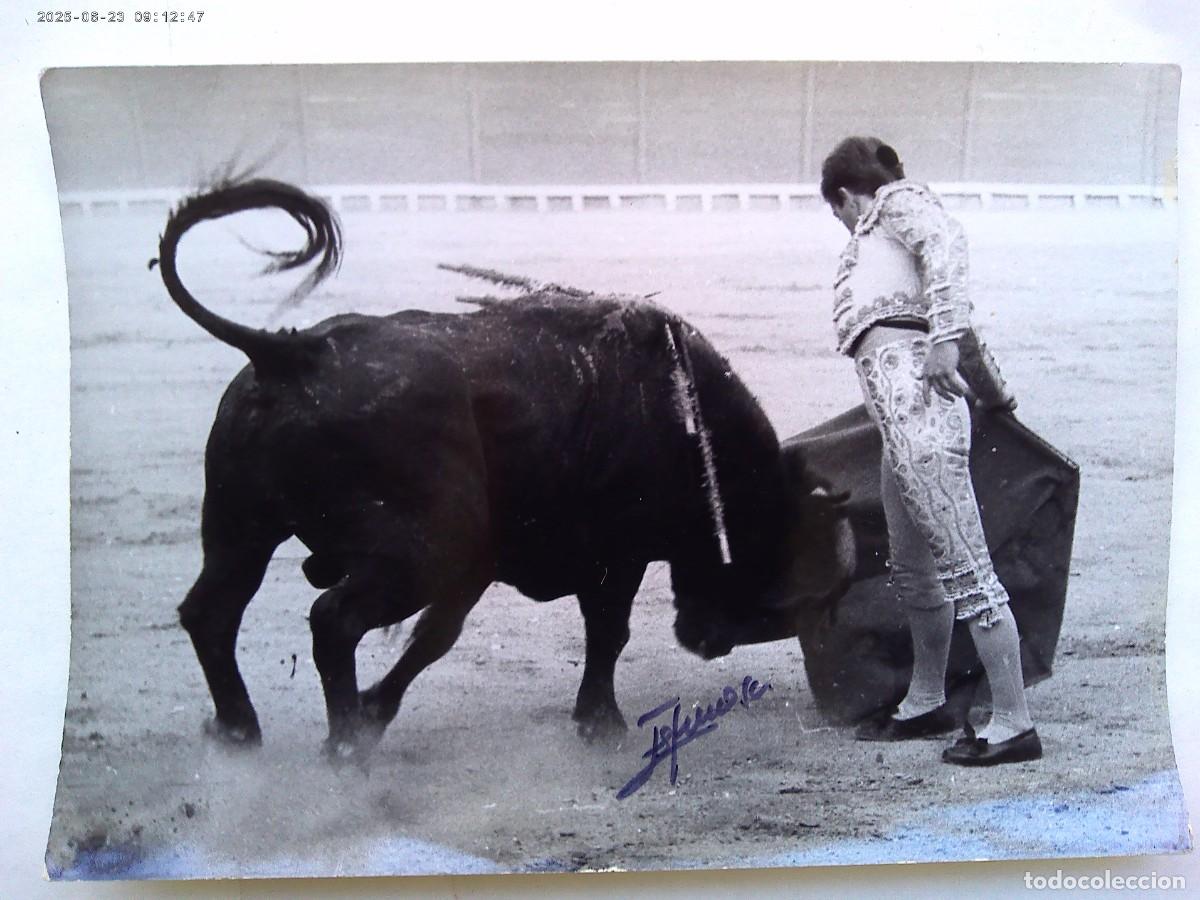Fotograf&iacute;a antigua: FOTO DE CORRIDA DE TOROS : TORERO EN PLENA FAENA . DE EUFRASIO ( FIRMADA ).... 12,5 X 18 CM