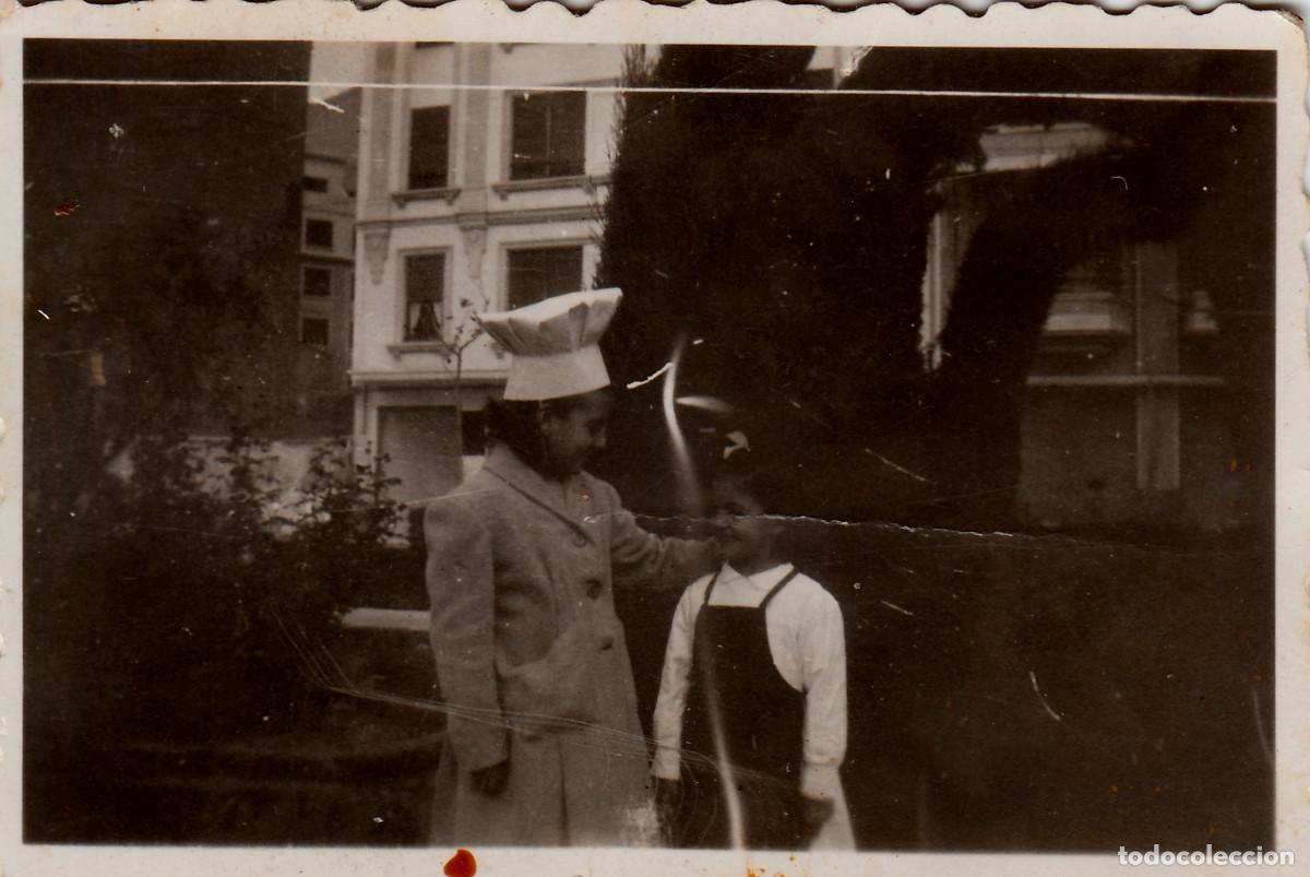 Fotografia antiga: Ni&ntilde;os. Ni&ntilde;a con gorro de cocinero, Val&egrave;ncia?. A&ntilde;os 50 pc