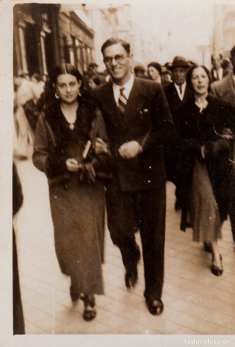 Fotograf&iacute;a antigua: Minutero. Pareja feliz por la Gran V&iacute;a, Madrid?. A&ntilde;os 30 pc