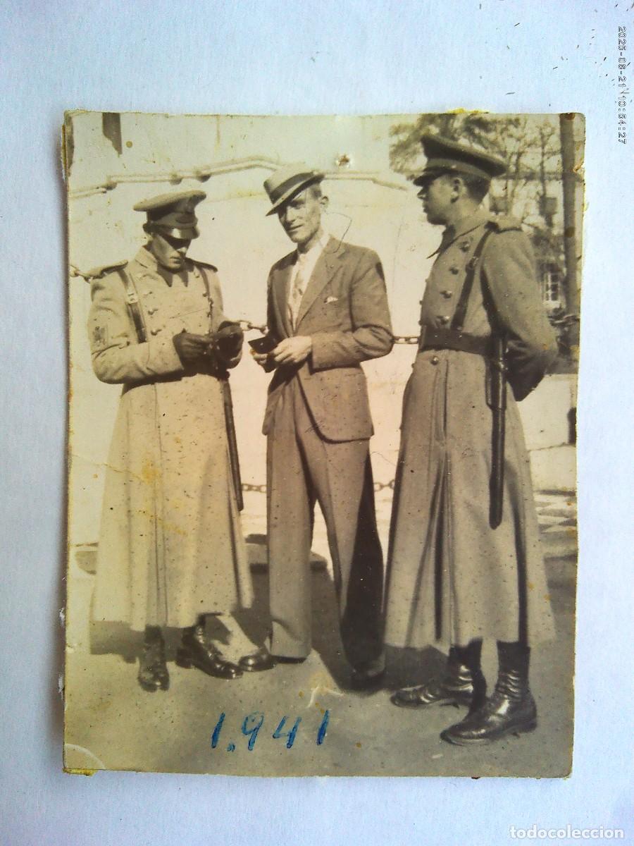 Fotograf&iacute;a antigua: POLICIA ARMADA : FOTO DE AGENTES Y PAISANO SIMULANDO UN CONTROL , 1941