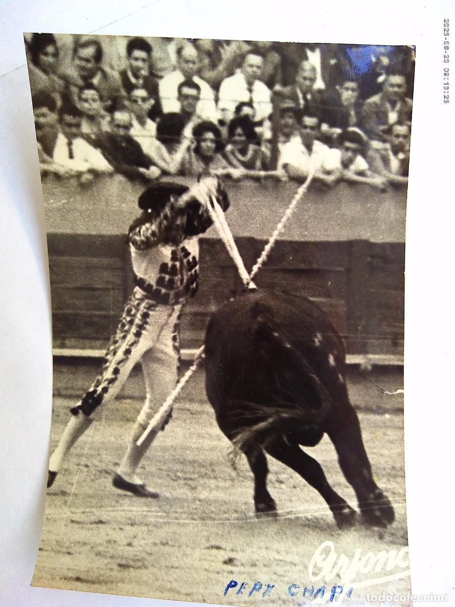 Fotograf&iacute;a antigua: FOTO DE CORRIDA DE TOROS: BANDERILLERO PEPE CHAPI EN PLENA ACCION . DE ARJONA , SEVILLA