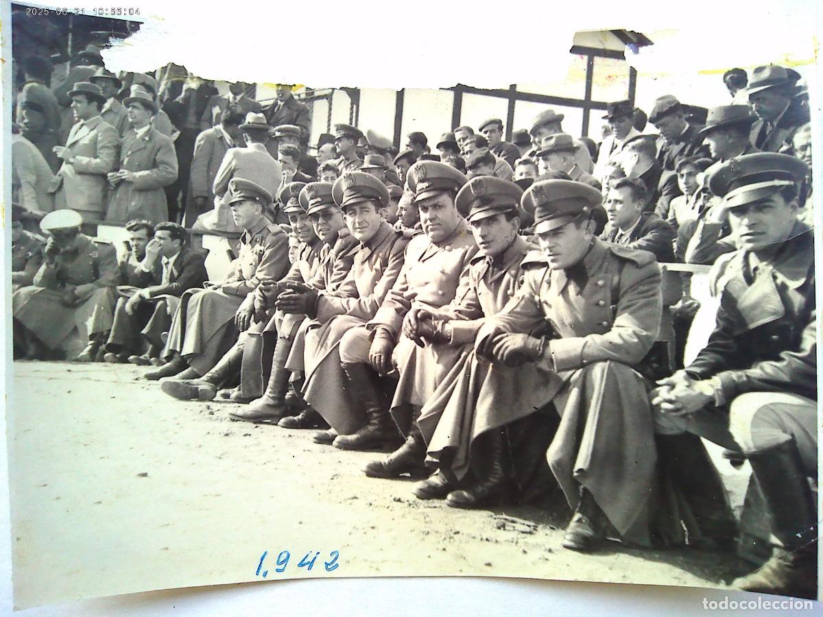 Fotograf&iacute;a antigua: POLICIA ARMADA : FOTO DE AGENTES EN EL FUTBOL , 1942 . DE FIALLO, SEVILLA