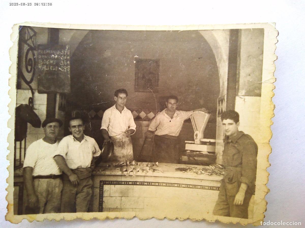 Fotograf&iacute;a antigua: FOTO DE HOMBRES EN UNA PESCADERIA , BALANZA, ETC . DE FOTO-CINE , SEVILLA