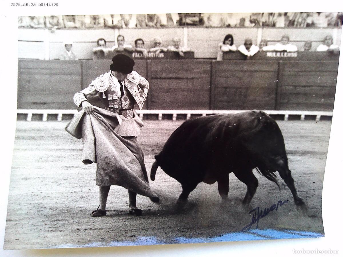 Fotograf&iacute;a antigua: FOTO DE CORRIDA DE TOROS: TORERO EN PLENA FAENA . DE EUFRASIO ( FIRMADA ) ....... 12,5 X 17,5 CM