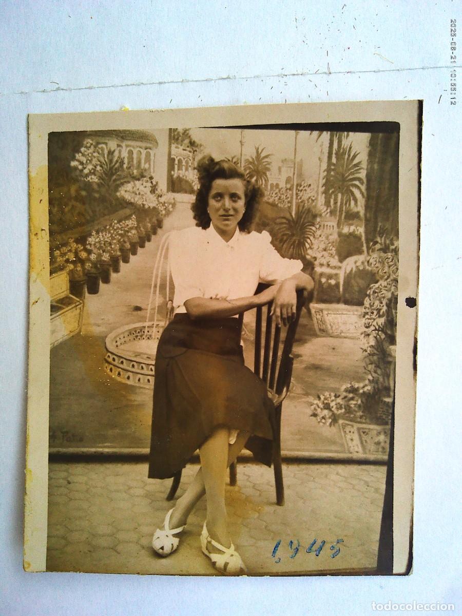 Fotograf&iacute;a antigua: MINUTERO DE FOTOGRAFO CALLEJERO DE SE&Ntilde;ORITA Y FONDO DECORADO , 1945