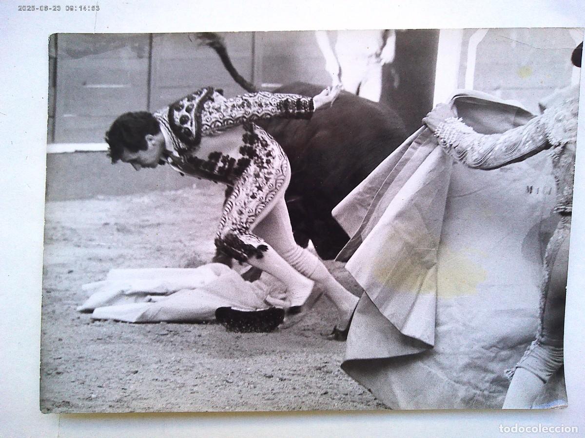 Antique Photography: FOTO DE CORRIDA DE TOROS , EL TORERO FINITO EN APUROS . DE ARJONA , SEVILLA .... 12,5 X 17,5 CM