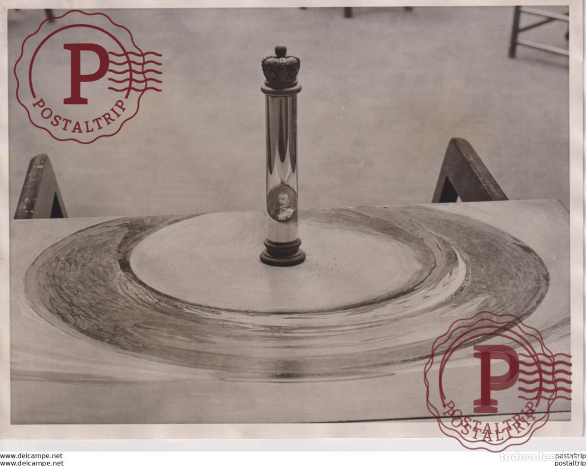 Alte Fotografie: ROYAL PORTRAIT FROM DAUBS LONDON ART GALLERY ANAMORPHOSIS KING SA LINDSEY DAUBS 20*15CM Fonds Victor