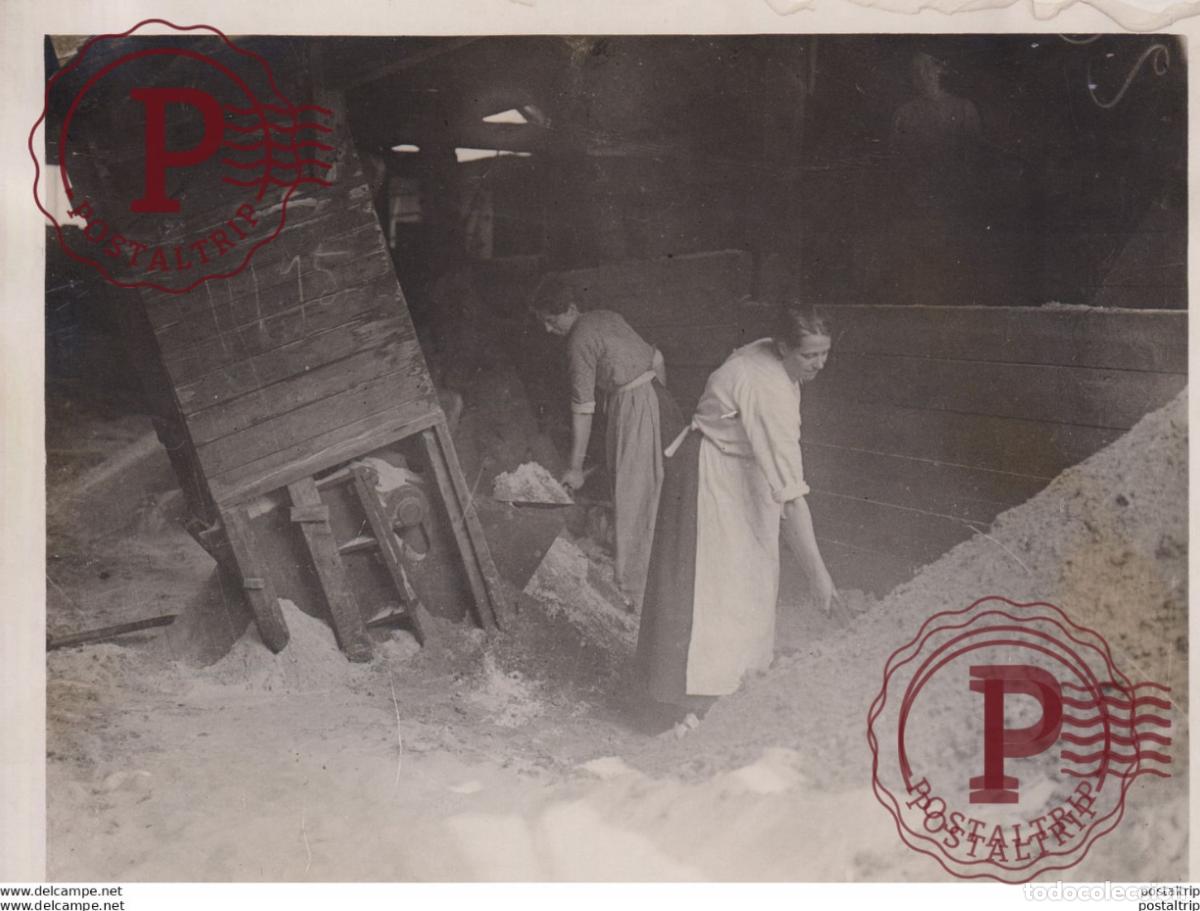 Fotografia antiga: LANCASHIRE LASSES MAKE GLASS ENGLAND BRITISH ST HELENS BELGIAN CHIEF PRODUCERS 21*16CM Fonds Victor