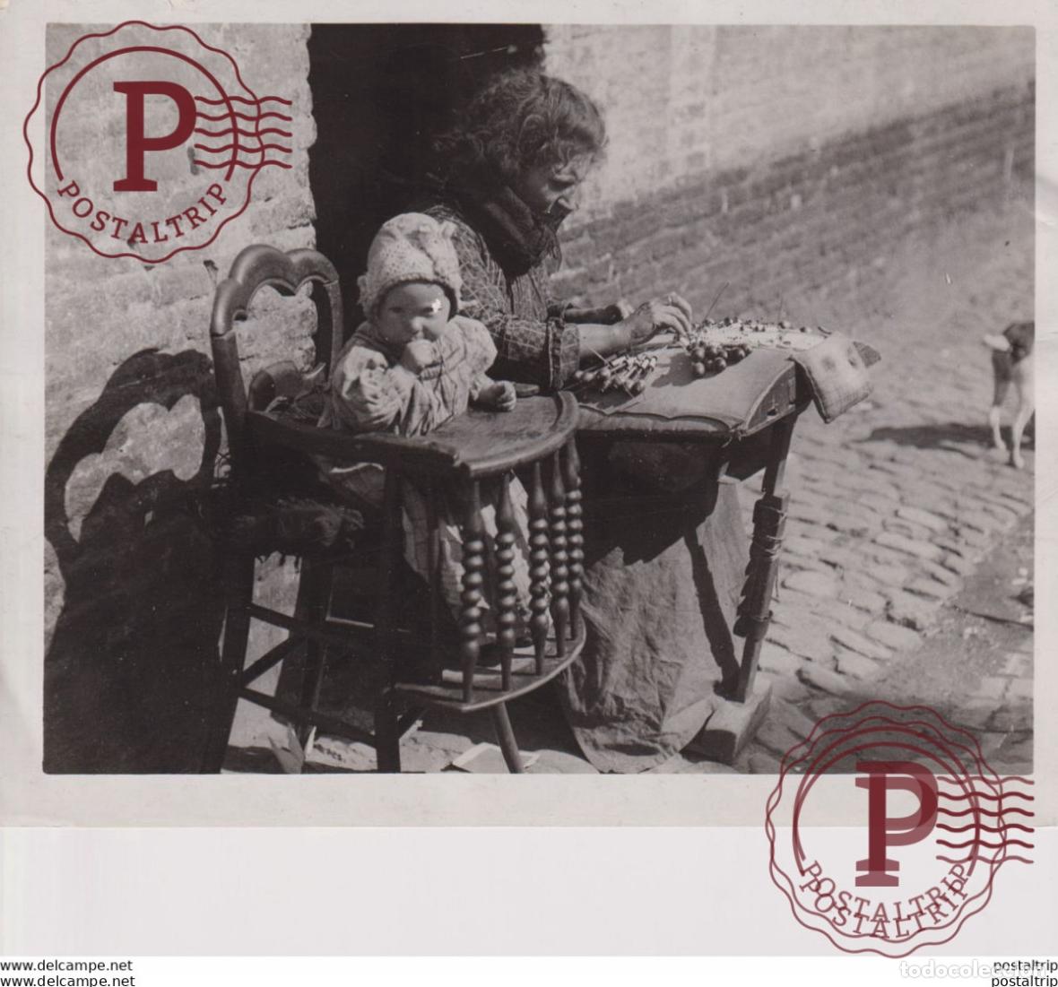 Fotografia antiga: BRUGES BELGIAN TOWN ALL WOMEN ARE LACEMAKERS BRUGGE Dentelli&egrave;res. Kantwerksters 21*16CM Fonds Victor