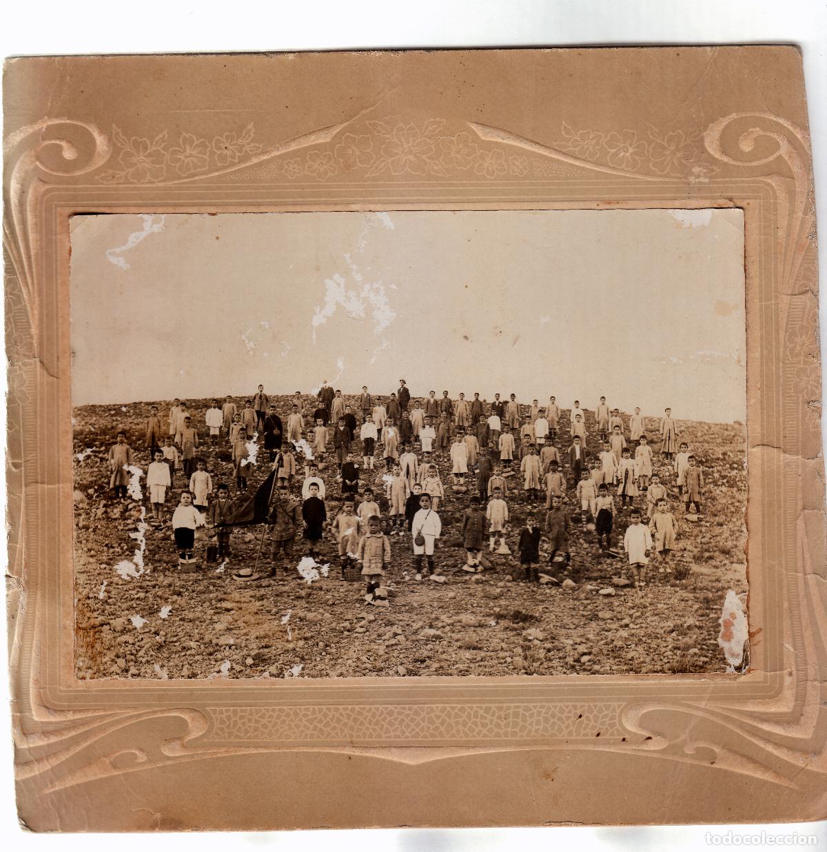 Fotograf&iacute;a antigua: Extra&ntilde;a foto. Ni&ntilde;os y maestros en monta&ntilde;a. Sombreros salacot Boy Scouts Bandera Alicante? 10-20s rc