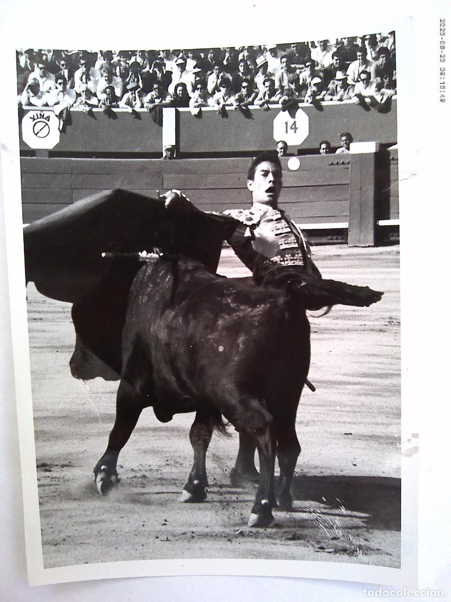 Fotograf&iacute;a antigua: FOTO DE CORRIDA DE TOROS : EL TORERO CHAMACO EN PLENA FAENA