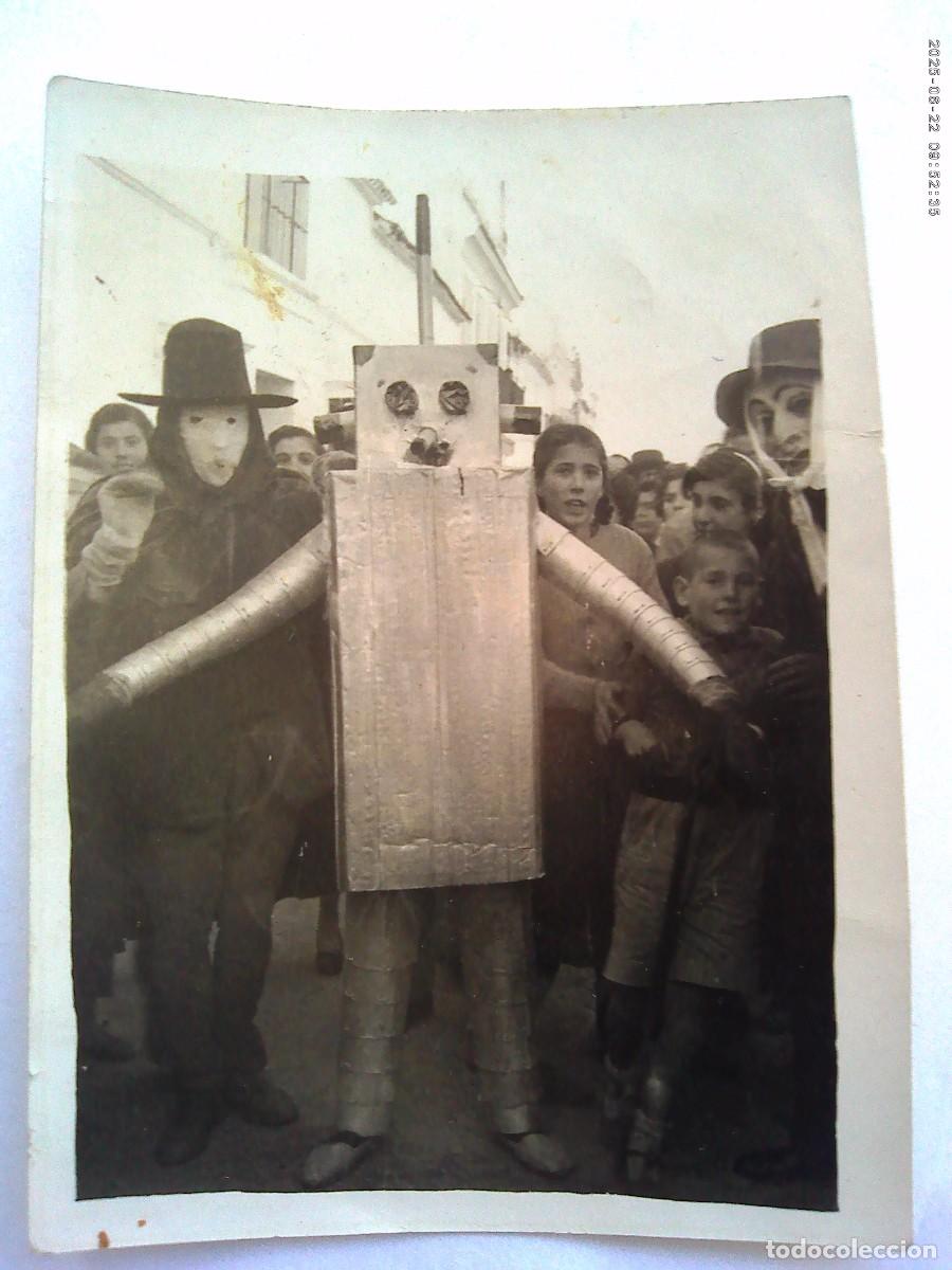 Fotograf&iacute;a antigua: FOTO DE CARNAVAL : GENTE DISFRAZADA ( ROBOT , ETC ) .