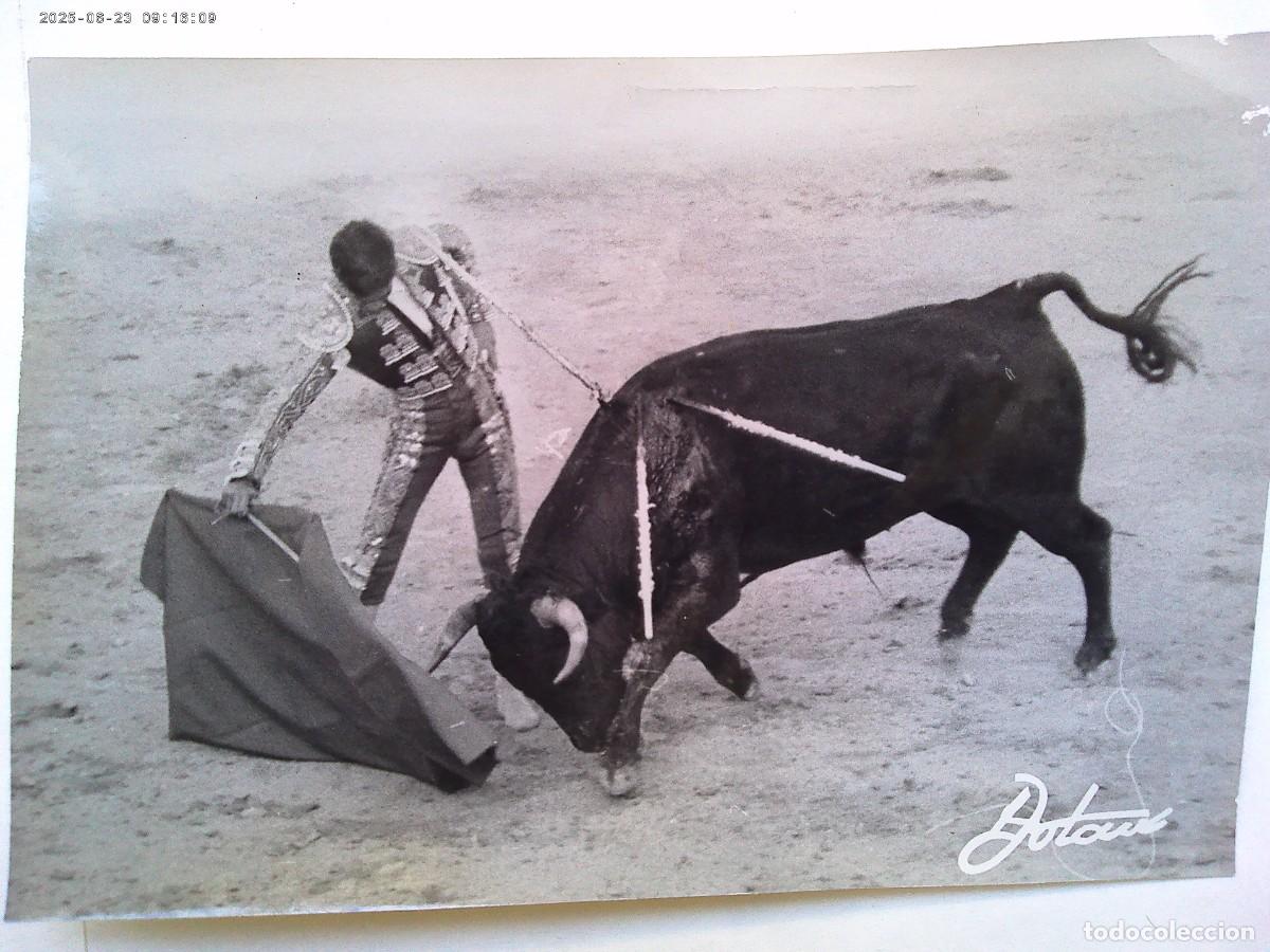 Fotograf&iacute;a antigua: FOTO DE CORRIDA DE TOROS : EL TORERO PEDRIN BENJUMEA EN PLENA FAENA, 1968 . DE BOTAN , SEVILLA