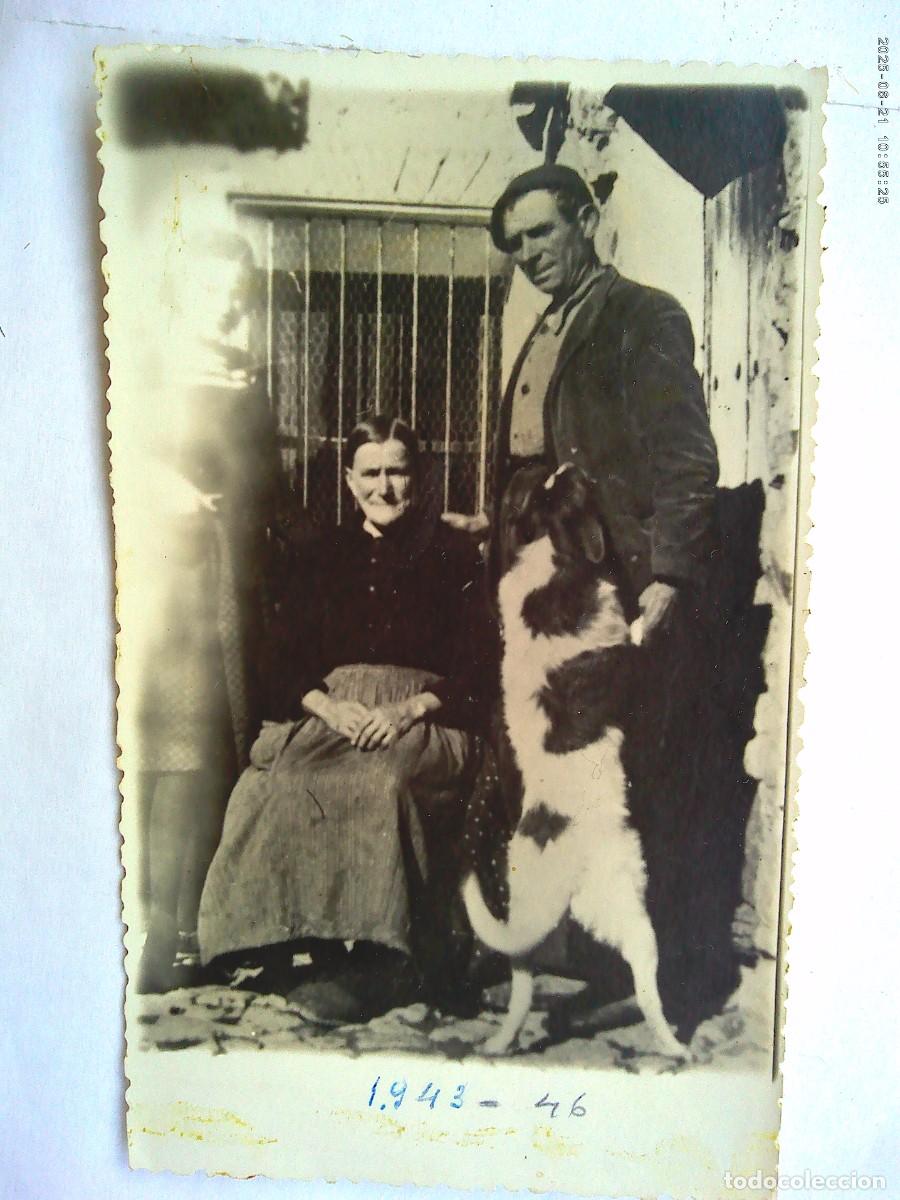 Photographie ancienne: FOTO DE PAREJA RUSTICA CON PERRO , 1943 - 46