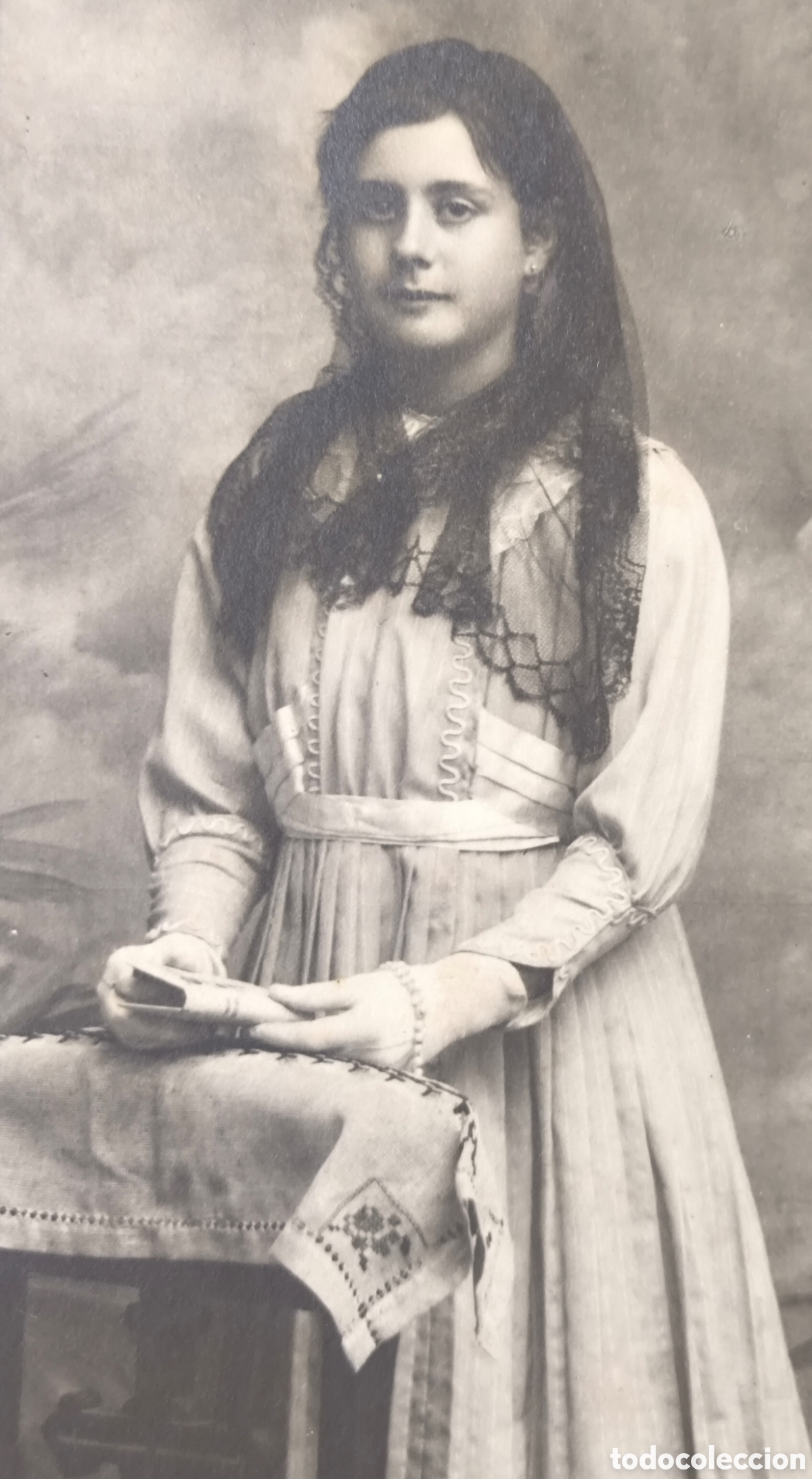 Fotografia antica: FOTOGRAF&Iacute;A RETRATO DE ESTUDIO JOVEN COMUNI&Oacute;N FOT&Oacute;GRAFO JOS&Eacute; PONS BLANES C. 1915