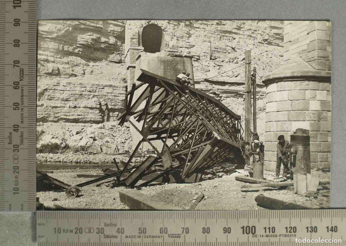 Fotograf&iacute;a antigua: FOTOGRAFIA. Reconstrucci&oacute;n del viaducto Matarra&ntilde;a IV TRABAJADORES LEVANTANDO ESTRUCTURA