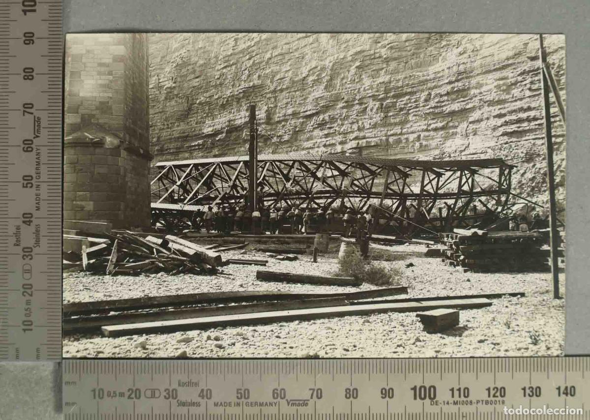 Fotograf&iacute;a antigua: FOTOGRAFIA. Reconstrucci&oacute;n del viaducto Matarra&ntilde;a IV TRABAJADORES LEVANTANDO ESTRUCTURA