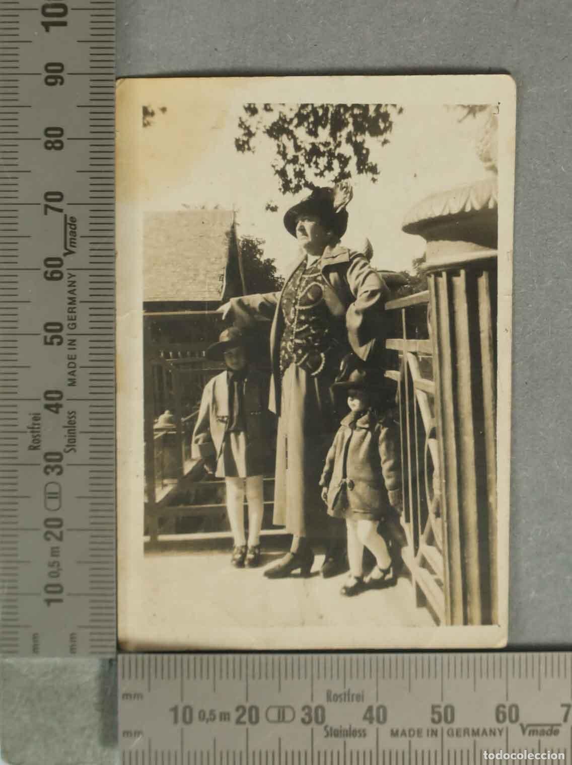 Fotografia antica: FOTOGRAFIA. MUJER CON NI&Ntilde;AS EN PARQUE. HACIA 1930