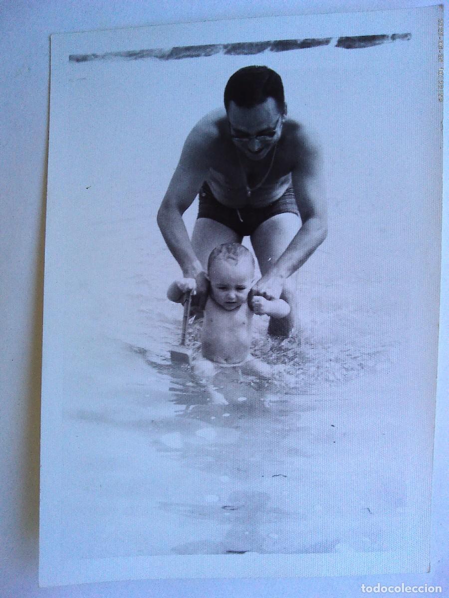 Photographie ancienne: FOTO DE HOMBRE Y NI&Ntilde;O EN BA&Ntilde;ADOR EN LA PLAYA