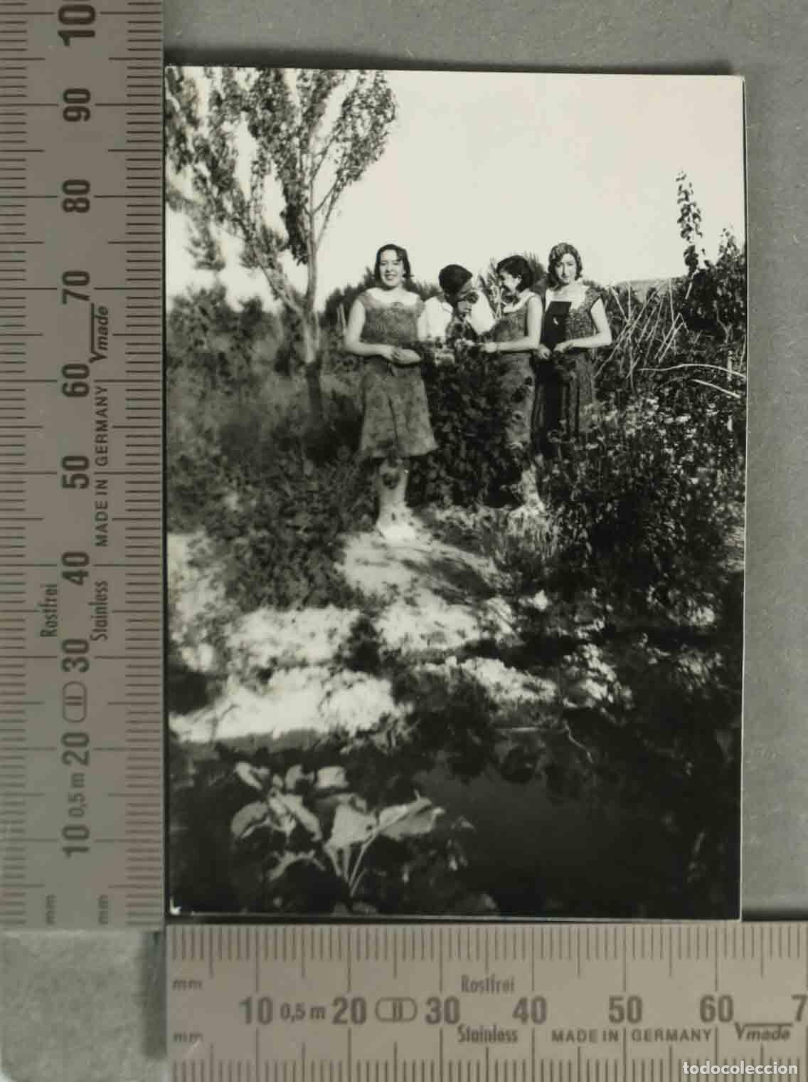 Fotografia antica: FOTOGRAFIA. MUJERES EN EL CAMPO HACIA 1940