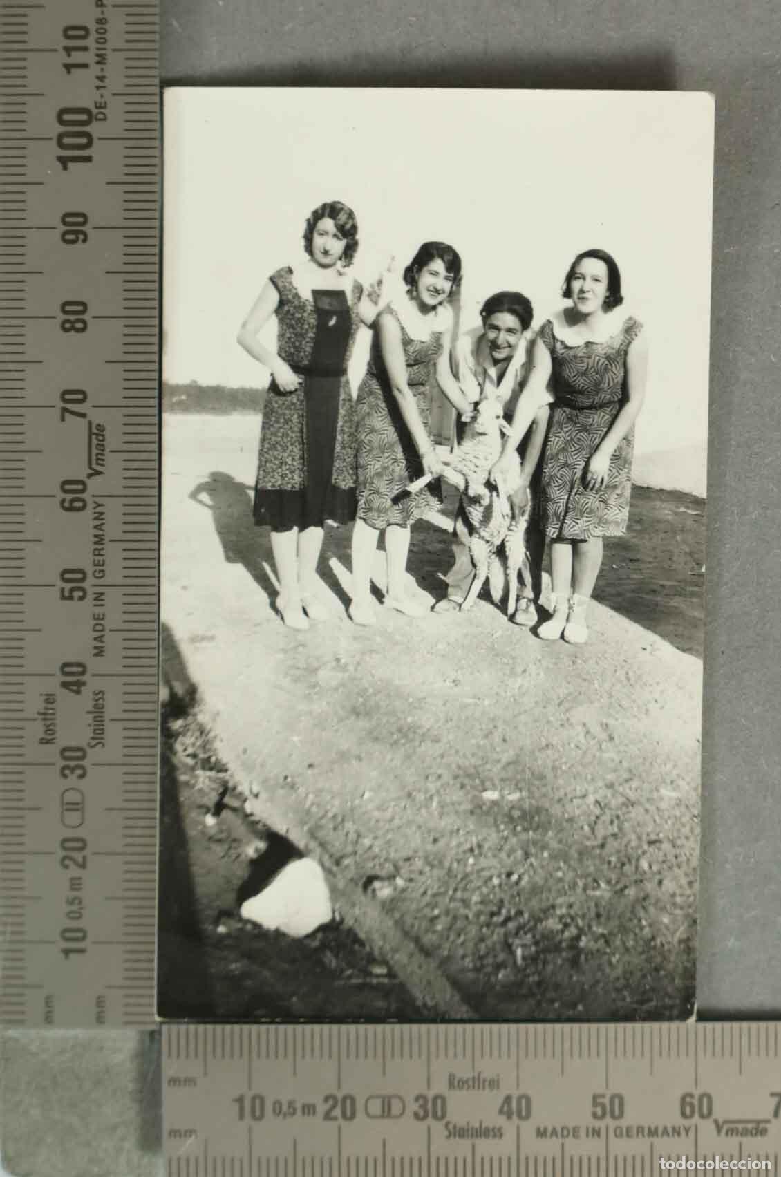 Fotografia antica: FOTOGRAFIA. MUJERES CON OVEJA HACIA 1940